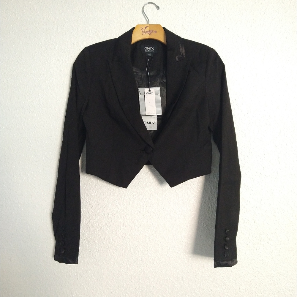 Black Crop Blazer